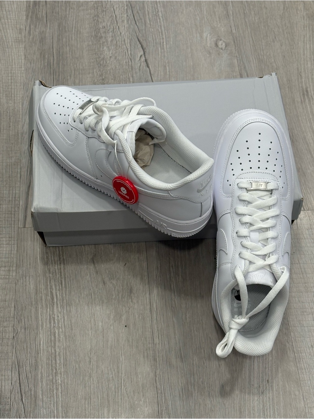 Nike White Leather Low-Top Sneakers BNWT size 8 AT-7/52 - Picture 2 of 8